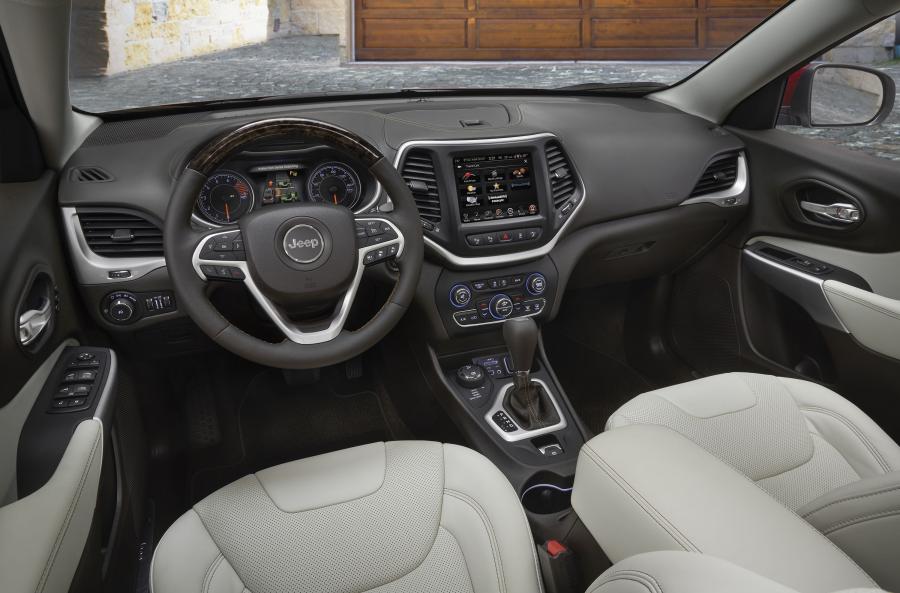 Торпедо Jeep Cherokee Overland 2016 года  (фото 7 из 7)